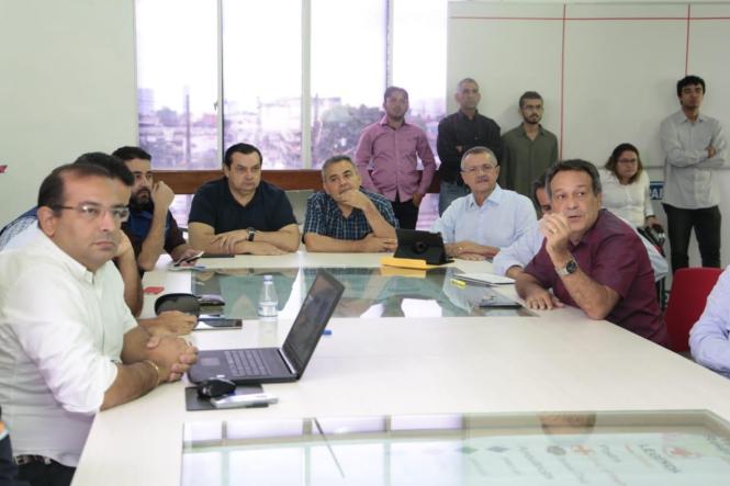 O Governo do Estado segue trabalhando para buscar maneiras de solucionar a questão do fluxo de cargas e passageiros, na capital e nos municípios atingidos pela queda de parte da ponte do Rio Moju. Neste domingo (14), representantes de vários órgãos envolvidos na ações emergenciais estiveram reunidos na sala de situação do Corpo de Bombeiros, em Belém, para conhecer alguns projetos apresentados como possíveis soluções ao problema de tráfego de veículos.

FOTO: RICARDO AMANAJÁS - AGÊNCIA PARÁ
DATA: 14.04.2019
BELÉM - PARÁ <div class='credito_fotos'>Foto: Ricardo Amanajás / Ag. Pará   |   <a href='/midias/2019/originais/bd30b503-f963-4193-b52f-5f2ba5587e59.jpg' download><i class='fa-solid fa-download'></i> Download</a></div>