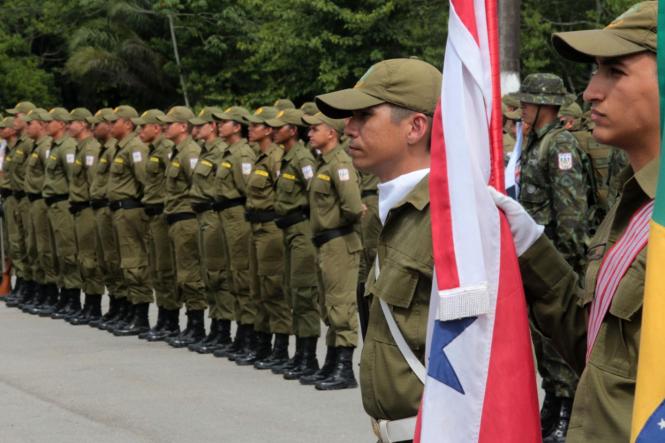 A Polícia Militar do Pará realizou, nesta terça-feira (8), na sede do Comando Geral da instituição, na rodovia Augusto Montenegro, em Belém, a solenidade de transmissão do cargo de Comandante Geral da PMPA. A cerimônia contou com a presença do governador Helder Barbalho e demais autoridades do Estado. No evento militar, o 52º comandante geral da PMPA, coronel PM José Dilson Melo de Souza Júnior, assumiu oficialmente o mais alto posto da corporação. 

FOTO: MARCO SANTOS / AG. PARÁ
DATA: 09.01.2019
BELÉM - PARÁ <div class='credito_fotos'>Foto: Marco Santos / Ag. Pará   |   <a href='/midias/2019/originais/bd6d0efd-23f4-4980-9687-9b1e5ea5671c.jpg' download><i class='fa-solid fa-download'></i> Download</a></div>