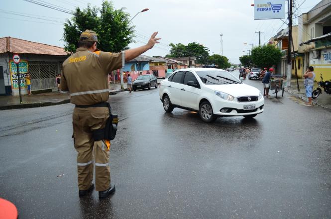 Nem a chuva, que caiu durante toda à tarde e início da noite, afastou os cerca de 25 mil foliões que participaram do tradicional bloco de rua Rabo do Peru, no distrito de Icoaraci, em Belém, nesta quarta-feira de cinzas (6). A festa, que marca o encerramento do carnaval no distrito, contou com ações preventivas e ostensivas de diversos órgãos da segurança pública integrados, por meio da operação Carnaval Seguro, coordenada pela Secretaria de Estado de Segurança Pública do Pará (Segup).


FOTO: ELIELSON MODESTO / SEGUP
DATA: 06.03.2019
BELÉM - PARÁ <div class='credito_fotos'>Foto: Elielson Modesto / Ascom Segup   |   <a href='/midias/2019/originais/bd8b161f-d6cd-4a5f-83e7-634a6a0435d4.jpg' download><i class='fa-solid fa-download'></i> Download</a></div>