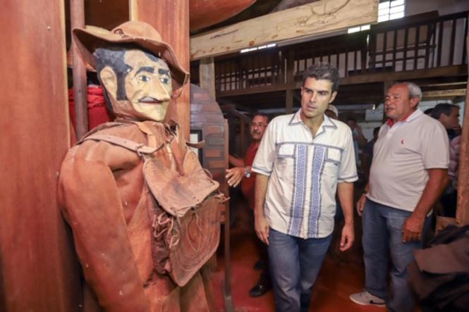Depois de passar por Salvaterra e Soure, no Marajó, o governador Helder Barbalho foi até o município de Cachoeira do Arari, onde ocorria, neste domingo (20), a festividade de São Sebastião, considerado como o padroeiro dos vaqueiros do Marajó. No local, o governador visitou, acompanhado pelo prefeito Jaime Barbosa, secretários de Estado e deputados estaduais e federais, o Museu do Marajó, fechado para o público desde dezembro do ano passado por conta de problemas apontados pelo Corpo de Bombeiros. Lá, o chefe do Executivo Estadual assinou um protocolo de intenções com a prefeitura municipal e a presidência do Museu do Marajó, para viabilizar a adequação e recuperação do imóvel que abriga a instituição.

FOTO: MARCO SANTOS/AGÊNCIA PARÁ
DATA; 20.01.2019
CACHOEIRA DO ARARI - PARÁ <div class='credito_fotos'>Foto: Marco Santos / Ag. Pará   |   <a href='/midias/2019/originais/bd97b95b-f420-4833-8d9c-6aabab55dcc8.jpg' download><i class='fa-solid fa-download'></i> Download</a></div>