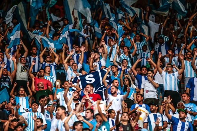 A chuva que durou a tarde toda não impediu o torcedor de acompanhar de perto o maior clássico do futebol da Amazônia. Em seu primeiro evento após reforma realizada em janeiro e já com lotação máxima liberada, o Estádio Estadual Jornalista Edgar Augusto Proença - Mangueirão recebeu um público de 19,3 mil pessoas para o confronto entre Remo e Paysandu na tarde deste domingo, 17. O time bicolor levou a melhor e ganhou de 3 a 0 do rival azulino em mais uma rodada do Parazão.

FOTO: MAYCON NUNES / AGÊNCIA PARÁ
DATA: 17.02.2019
BELÉM - PA <div class='credito_fotos'>Foto: Maycon Nunes / Ag. Pará   |   <a href='/midias/2019/originais/bdcd99af-f3e2-4501-b9da-46a6ca7b9576.jpg' download><i class='fa-solid fa-download'></i> Download</a></div>