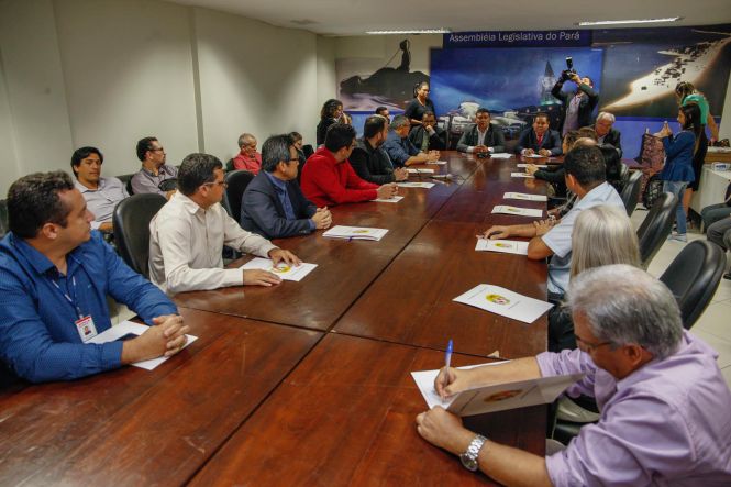 Os técnicos da Agência de Defesa Agropecuária do Estado do Pará (Adepará), que trabalharam no combate a chamada mosca da carambola, praga que ataca frutas consideradas seus hospedeiros, como acerola, carambola, sapotilha, taperebá, entre dezenas de outras, foram agraciados, nesta quinta-feira (16), na Assembleia Legislativa do Estado do Pará.

FOTO: WAGNER SANTANA / AGÊNCIA PARÁ
DATA: 16.05.2019
BELÉM - PARÁ <div class='credito_fotos'>Foto: Wagner Santana / Ag. Pará   |   <a href='/midias/2019/originais/bdcfef0a-6f0f-4225-89bf-41ff7137092d.jpg' download><i class='fa-solid fa-download'></i> Download</a></div>