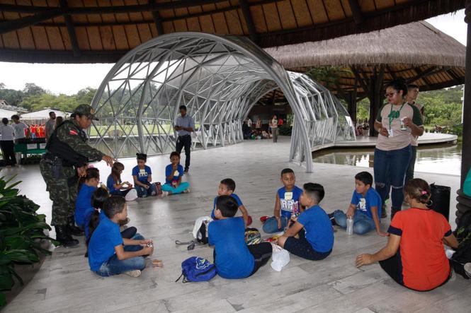 O Parque do Utinga recebeu na manhã desta segunda (25), a abertura da Semana da Festa Anual das Árvores, promovida pelo Instituto de Desenvolvimento Florestal e da Biodiversidade do Estado do Pará (Ideflor-Bio), com a presença de mais de 500 pessoas, entre parceiros e visitantes. Palestras, plantação de mudas e trilhas, sempre voltadas à educação e conscientização ambiental, fizeram parte da programação.  

FOTO: WAGNER SANTANA / AGÊNCIA PARÁ
DATA: 25.03.2019
BELÉM - PA <div class='credito_fotos'>Foto: Wagner Santana / Ag. Pará   |   <a href='/midias/2019/originais/bdf637ea-390b-4df1-a010-2b1dde96378a.jpg' download><i class='fa-solid fa-download'></i> Download</a></div>