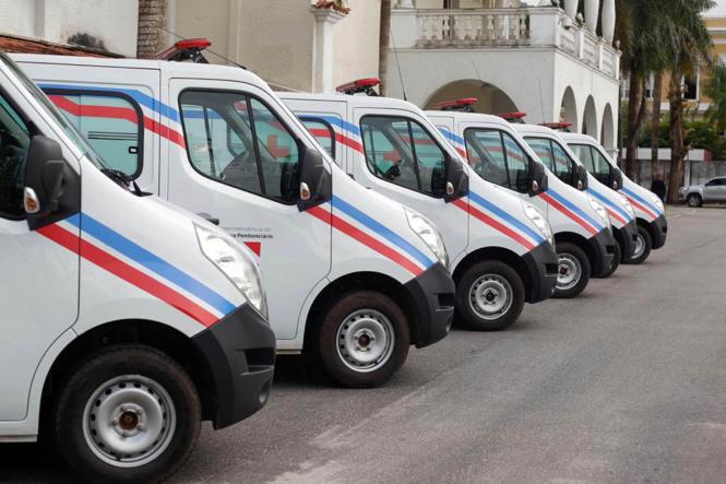 O governador do Pará, Helder Barbalho, e o secretário Extraordinário de Estado para Assuntos Penitenciários, Jarbas Vasconcelos, receberam, nesta quinta-feira (13), seis novas ambulâncias que serão destinadas a presídios do Pará. As unidades servirão para atendimento e suporte à saúde prisional dos internos custodiados pelo Estado, nos municípios de Ananindeua, Belém, Marituba, Marabá e Santarém

FOTO: ASCOM / AKIRA ONUMA - SUSIPE
DATA: 12.04.2019
BELÉM - PARÁ <div class='credito_fotos'>Foto: Akira Onuma / Ascom Susipe   |   <a href='/midias/2019/originais/be4869a7-556f-4015-9206-c7d348a05fa1.jpg' download><i class='fa-solid fa-download'></i> Download</a></div>