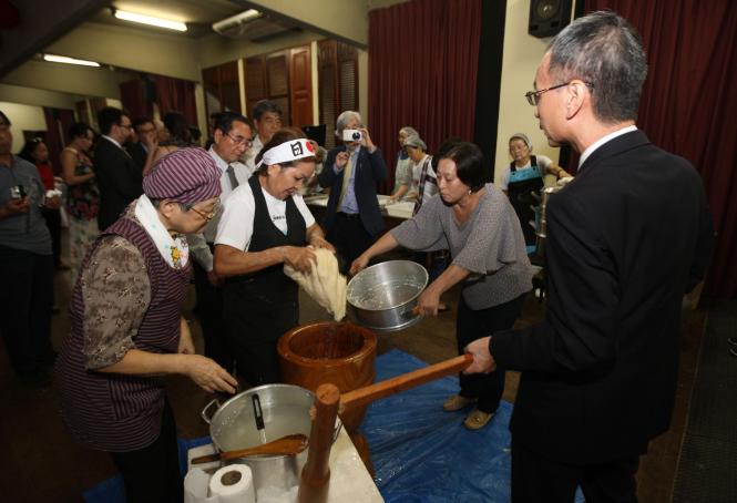 A comunidade nipo-brasileira do Pará comemorou a entrada de 2019 no auditório da Associação Pan-Amazônia Nipo-Brasileira, no domingo (6), em Belém. O evento deu início às homenagens aos 90 anos da imigração japonesa na Amazônia e contou com a presença do Governo do Estado. O chefe de gabinete, Luiziel Guedes, esteve representando o governador Helder Barbalho.

FOTO: CARLOS SODRÉ / AG. PARÁ
DATA: 06.01.2019
BELÉM - PARÁ <div class='credito_fotos'>Foto: CARLOS SODRÉ / AG. PARÁ    |   <a href='/midias/2019/originais/be72b064-b275-4e60-b77c-93a67bab4af8.jpg' download><i class='fa-solid fa-download'></i> Download</a></div>