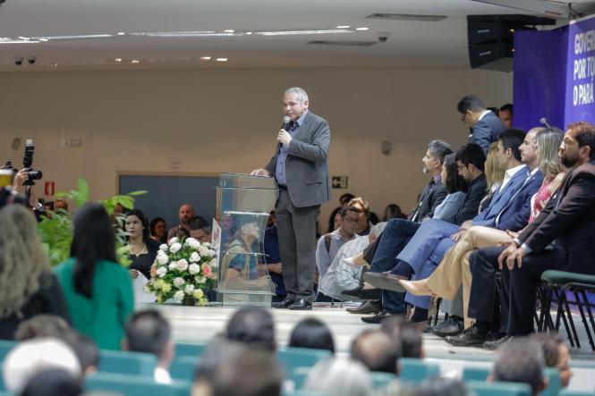 Até a próxima sexta-feira (23), o Governo do Estado está, oficialmente, sediado em Santarém, no oeste paraense. É o programa “Governo Por Todo o Pará”, iniciativa desta gestão, que inaugura a sua primeira edição, deslocando grande parte de sua estrutura e equipes para o município santareno. A programação, cujo objetivo é aproximar o Estado das diferentes regiões e municípios, foi aberta pelo governador Helder Barbalho, no final da manhã desta quarta-feira (20), em cerimônia realizada no auditório do campus Tapajós da Universidade Federal do Oeste do Pará (Ufopa). Participaram da solenidade a primeira-dama do Estado, Daniela Barbalho; o vice-governador, Lúcio Vale, e a esposa, Andréa Vale; deputados estaduais; gestores de órgãos e secretários de Estado; servidores do município de Santarém e representantes de cidades vizinhas, além da população.

FOTO: MARCO SANTOS / AGÊNCIA PARÁ
DATA: 20.03.2019
SANTARÉM - PA
 <div class='credito_fotos'>Foto: Marco Santos / Ag. Pará   |   <a href='/midias/2019/originais/be988d82-7982-42e0-a3fb-7a0645bced9a.jpg' download><i class='fa-solid fa-download'></i> Download</a></div>