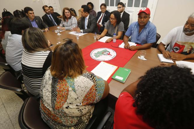 O chefe do Executivo Estadual recebeu, no início da noite desta terça-feira (16), no Palácio do Governo, em Belém, representantes do Movimento dos Trabalhadores Rurais Sem Terra (MST), acompanhado por secretários e representantes de diversos órgãos do Estado envolvidos com as questões agrárias, e determinou imediatamente a criação do grupo.

FOTO: MARCELO SEABRA / AGÊNCIA PARÁ
DATA: 17.04.2019
BELÉM - PARÁ <div class='credito_fotos'>Foto: Marcelo Seabra / Ag. Pará   |   <a href='/midias/2019/originais/beb58618-3e0b-4b47-a000-5af878aad6c6.jpg' download><i class='fa-solid fa-download'></i> Download</a></div>