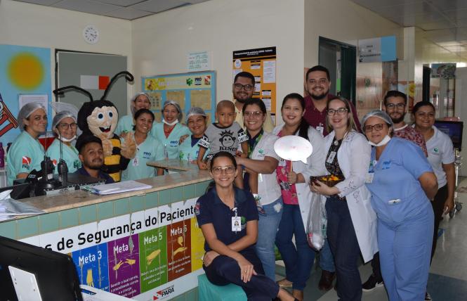 Um estudo realizado pela equipe multiprofissional da Clínica Oncológica do Hospital Regional do Baixo Amazonas (HRBA), em Santarém (PA), reduziu o número de casos de queda dos pacientes internados a partir da avaliação do risco agregado aos medicamentos adotados durante o tratamento. Os dados sobre o estudo, que começou a ser feito em setembro de 2016, na unidade gerenciada pela Pró-Saúde Associação Beneficente de Assistência Social e Hospitalar, foram divulgados durante a 1º Semana da Farmácia Hospitalar.

FOTO: Divulgação
DATA: 29.01.2019
BELÉM - PARÁ <div class='credito_fotos'>Foto: Divulgação   |   <a href='/midias/2019/originais/bec39032-fbae-4277-953b-1adb107609e4.jpg' download><i class='fa-solid fa-download'></i> Download</a></div>