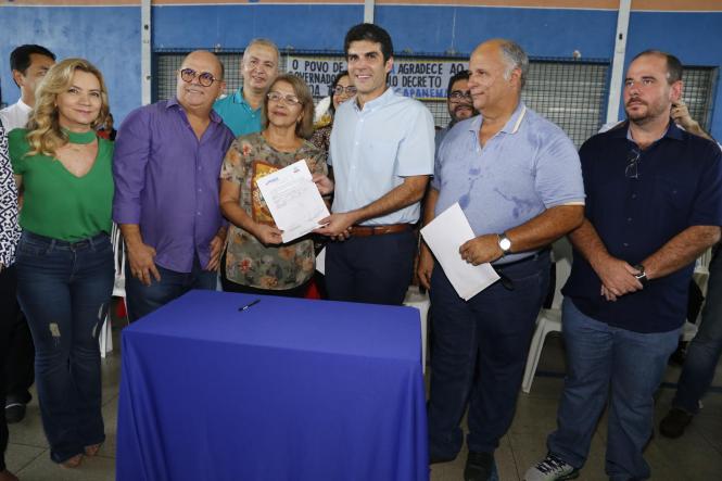 O município de Capanema, no nordeste paraense, deu um importante passo neste sábado (09) rumo à concretização da regularização fundiária urbana. O governador Helder Barbalho esteve na sede municipal para assinar o Decreto 2.056/18, que oficializa a entrega do título da área patrimonial do município à Prefeitura. Com isso, o Executivo municipal pode começar o processo de cadastramento dos imóveis, para posterior entrega dos títulos de posse aos proprietários. A expectativa da Prefeitura de Capanema é que o decreto permita a regularização de mais de 23 mil imóveis da área urbana e dos distritos de Tauari e Mirasselvas, o que representa uma abrangência de 80% da área do município.


FOTO: MARCELO SEABRA / AGÊNCIA PARÁ
DATA: 09.03.2019
CAPANEMA - PARÁ

 <div class='credito_fotos'>Foto: Marcelo Seabra / Ag. Pará   |   <a href='/midias/2019/originais/bed3d8ff-c156-4436-96e9-bb2dba8a2d86.jpg' download><i class='fa-solid fa-download'></i> Download</a></div>