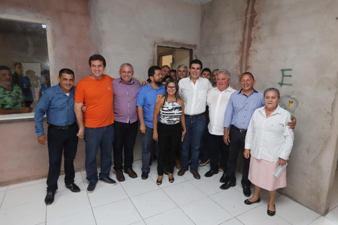 A obra do hospital de Mojuí dos Campos, município do oeste do Pará, que fica a 37 Km de Santarém, receberá os recursos financeiros e os equipamentos necessários para que seja concluída o mais breve possível. A garantia foi dada neste sábado (23), pelo governador Helder Barbalho, que visitou as instalações da unidade de saúde dentro da agenda do Governo Por Todo o Pará.

FOTO: MARCO SANTOS / AG. PARÁ
DATA: 23.03.2019
MOJUÍ DOS CAMPOS - PARÁ <div class='credito_fotos'>Foto: Marco Santos / Ag. Pará   |   <a href='/midias/2019/originais/bf07a0df-8e0f-4dfe-9e6f-77e0924406d2.jpg' download><i class='fa-solid fa-download'></i> Download</a></div>