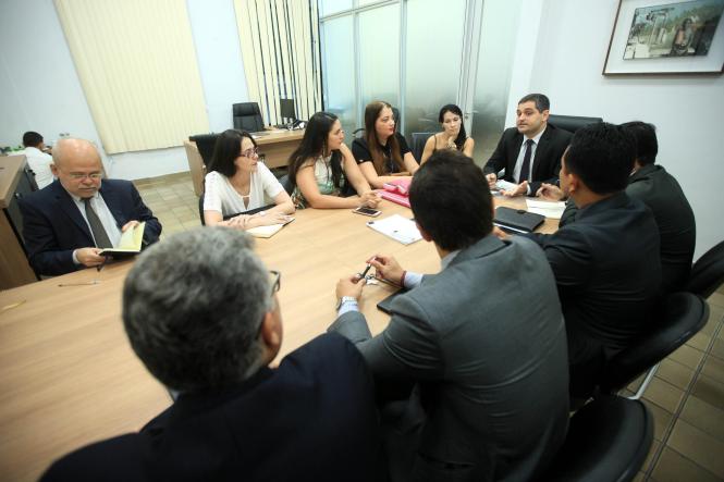 O procurador geral do Estado, Ricardo Sefer, convocou uma reunião na manhã desta segunda-feira (7), na sede do PGE, em Belém, com os representantes do Instituto de Terras do Pará (Iterpa) e da Secretaria de Estado de Meio Ambiente e Sustentabilidade (Semas), para repassar orientações do governador Helder Barbalho.

FOTO: MÁCIO FERREIRA / AG. PARÁ
DATA: 07.01.2019
BELÉM - PARÁ <div class='credito_fotos'>Foto: MÁCIO FERREIRA/ AG. PARÁ   |   <a href='/midias/2019/originais/bf179da2-28ab-45d9-874b-b842ffa29230.jpg' download><i class='fa-solid fa-download'></i> Download</a></div>