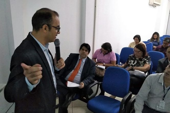 A 14ª Reunião do Núcleo Estadual de Arranjo Produtivo Local (NEAPL), na sede da Secretaria de Estado de Desenvolvimento Econômico, Mineração e Energia (Sedeme), alinhou iniciativas em curso e discutiu novas proposições para o colegiado, que reúne representantes do setor público, da iniciativa privada e de entidades de classe, como a Fundação Amazônia de Amparo a Estudos e Pesquisa (Fapespa) e a Federação do Comércio do Estado do Pará (Fecomércio), além do Banco da Amazônia e outras instituições.

FOTO: ASCOM / SEDEME
DATA: 09.05.2019
BELÉM - PARÁ <div class='credito_fotos'>Foto: Ascom Sedeme   |   <a href='/midias/2019/originais/bf1a286b-4395-4284-a906-441c83913ce8.jpg' download><i class='fa-solid fa-download'></i> Download</a></div>