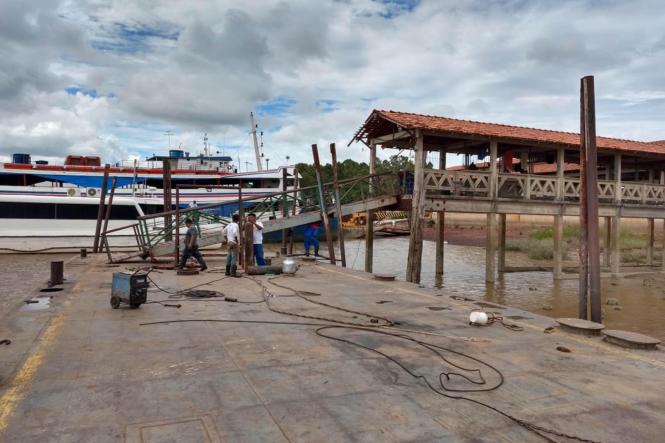 Já estão em andamento os serviços de resgate e recuperação do flutuante do Porto de Camará, em Salvaterra, na Ilha do Marajó, que submergiu neste último domingo (13). Técnicos da Setran acompanham os trabalhos realizados por equipes da empresa Bannach Navegação, com vistas à normalização dos embarques e desembarques a partir desta quarta-feira (16). 

FOTO: ASCOM / SETRAN
DATA: 17-01-2019
BELÉM - PA  
 <div class='credito_fotos'>Foto: ASCOM SETRAN   |   <a href='/midias/2019/originais/bf3cb1fc-8919-498e-bcbc-7edd85c25a18.jpg' download><i class='fa-solid fa-download'></i> Download</a></div>