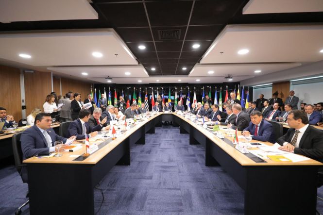 O governador do Pará, Helder Barbalho, participa, durante toda esta terça-feira (23), em Brasília, do Fórum de Governadores, que está na quarta edição. O evento reúne os chefes do Executivo de todas as unidades da Federação e tem como objetivo discutir e alinhar ações em prol dos estados.

FOTO: JAILSON SAM / DIVULGAÇÃO
DATA: 23.04.2019
BRASÍLIA - DF <div class='credito_fotos'>Foto: Jailson Sam / Divulgação   |   <a href='/midias/2019/originais/bf444657-41d1-4614-8033-6bb7976ecff8.jpg' download><i class='fa-solid fa-download'></i> Download</a></div>