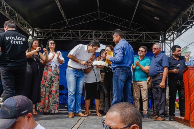 O governador do Estado, Helder Barbalho, e o vice, Lúcio Vale, inauguraram, na manhã deste sábado (25), no município de Oeiras do Pará, na região do Baixo Tocantins, a nova delegacia de Polícia Civil do município. Com investimentos de mais de R$ 1,4 milhão, a estrutura foi construída e aparelhada pelo governo e vai substituir um prédio antigo, datado de 1940.

FOTO: MARCELO SEABRA / AGÊNCIA PARÁ
DATA: 25.05.2019
OEIRAS - PARÁ <div class='credito_fotos'>Foto: Marcelo Seabra / Ag. Pará   |   <a href='/midias/2019/originais/bf4579ff-4647-4be4-a7f1-4d1cbf32794e.jpg' download><i class='fa-solid fa-download'></i> Download</a></div>