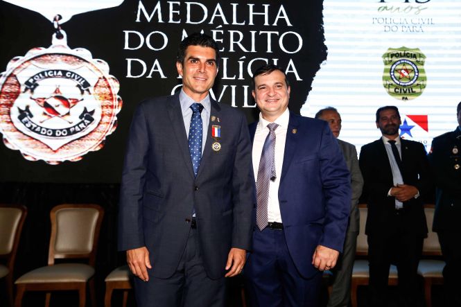 A exemplo do que vai acontecer com a Polícia Militar, que abrirá sete mil novas vagas por concurso público, a Polícia Civil do Pará tambem terá seu concurso para novos servidores ainda este ano. A informação foi dada pelo governador do Estado, Helder Barbalho, na noite desta quarta-feira (24), durante cerimônia que celebrou os 143 anos da Polícia Civil no Estado, cujo aniversário transcorreu no último domingo (21).

FOTO: MARCELO SEABRA / AGÊNCIA PARÁ
DATA: 25.04.2019
BELÉM - PARÁ <div class='credito_fotos'>Foto: Marcelo Seabra / Ag. Pará   |   <a href='/midias/2019/originais/bf4a6ec9-7517-4e1f-95de-9e86bda66505.jpg' download><i class='fa-solid fa-download'></i> Download</a></div>