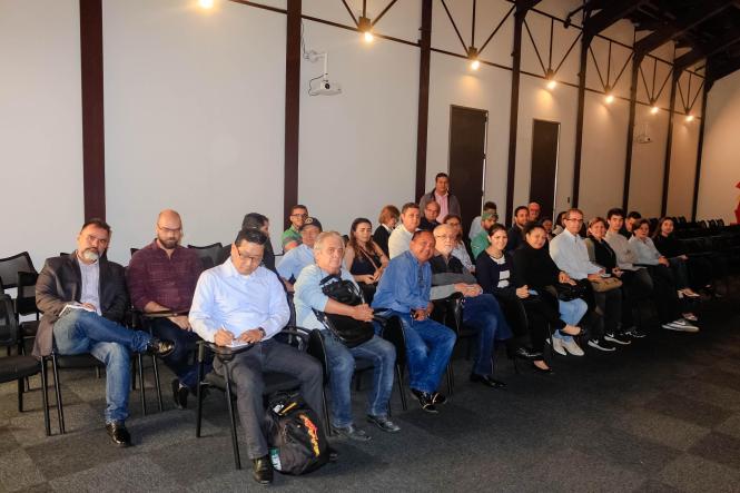 Visitas a grandes fábricas de chocolate da Região Metropolitana de São Paulo integraram a programação, realizada nesta quinta-feira (11), pela comitiva paraense que está em São Paulo (SP) para participar do “Chocolat São Paulo 2019”, um festival internacional de chocolate e cacau que ocorre de sexta-feira (12) a domingo (14), com uma expectativa de público estimada em 50 mil pessoas durante o evento. A agenda dos produtores de cacau e empreendedores que atuam no beneficiamento do fruto foi montada pela organização da comissão do Pará, com a intenção de trazer cada vez mais conhecimento sobre a cadeia produtiva cacaueira e técnicas de manuseio.

FOTO; DIVULGAÇÃO
DATA: 11.04.2019
BELÉM - PA <div class='credito_fotos'>Foto: Divulgação   |   <a href='/midias/2019/originais/bf4ea12b-d949-471b-86bc-8efd61e08adc.jpg' download><i class='fa-solid fa-download'></i> Download</a></div>