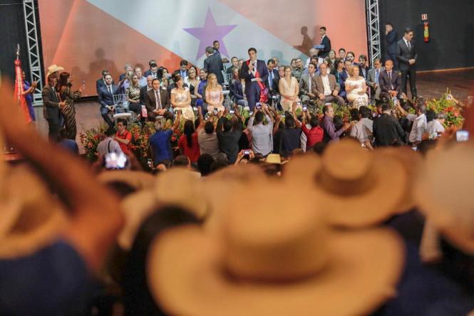 O novo Governador do Pará, Helder Barbalho (foto), participou na tarde desta terça-feira, 1° de janeiro, de ato solene na cidades de Marabá, marcando o início da sua gestão à frente do Estado do Pará.

FOTO: MARCO SANTOS
DATA: 01.01.2019
MARABÁ - PARÁ <div class='credito_fotos'>Foto: MARCO SANTOS   |   <a href='/midias/2019/originais/bf50c2e9-c2bb-4c58-888e-c5440c4e9e79.jpg' download><i class='fa-solid fa-download'></i> Download</a></div>
