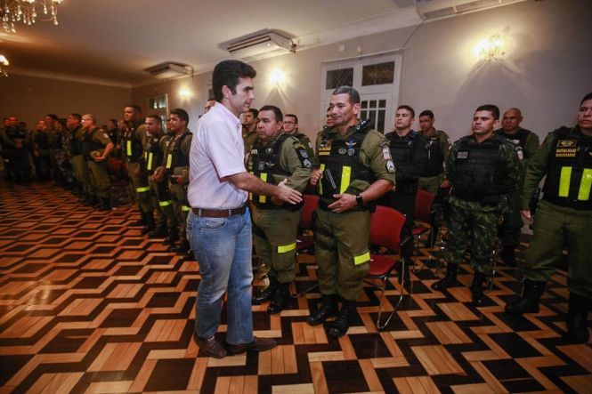 A ação de salvamento da pequena Maria Alice, de apenas 8 meses de vida, envolvendo seis policiais militares do Batalhão de Polícia Rodoviária Estadual (BPRV) foi condecorada com menção honrosa pelo governador Helder Barbalho. Em cerimônia de Ato de Concessão de Mérito por Atuação em Ocorrência realizada na noite desta sexta, 24, na sede do Palácio do Governo, o chefe do Executivo Estadual enalteceu a atuação dos PMs e os citou como exemplo e regra da instituição.

FOTO: RICARDO AMANAJÁS / AGÊNCIA PARÁ
DATA: 24.05.2019
BELÉM - PARÁ <div class='credito_fotos'>Foto: Ricardo Amanajás / Ag. Pará   |   <a href='/midias/2019/originais/bf57c2cb-cacd-4118-a115-6f784f81ec24.jpg' download><i class='fa-solid fa-download'></i> Download</a></div>