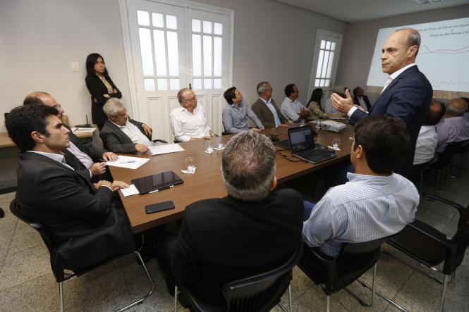 O governador do Pará, Helder Barbalho, determinou a criação de um Grupo de Trabalho para tratar de questões relativas à cadeia agroindustrial da carne no Estado, cuja oficialização deve ocorrer nos próximos dias. O objetivo é identificar e buscar soluções para os gargalos que impedem o crescimento do segmento, hoje responsável por cerca de 10% do PIB (Produto Interno Bruto) do Estado.

FOTO: MARCELO SEABRA / AGÊNCIA PARÁ
DATA: 07.04.2019
BELÉM - PA <div class='credito_fotos'>Foto: Marcelo Seabra / Ag. Pará   |   <a href='/midias/2019/originais/bf6d78af-f333-4a3f-9108-e8ea05946be6.jpg' download><i class='fa-solid fa-download'></i> Download</a></div>