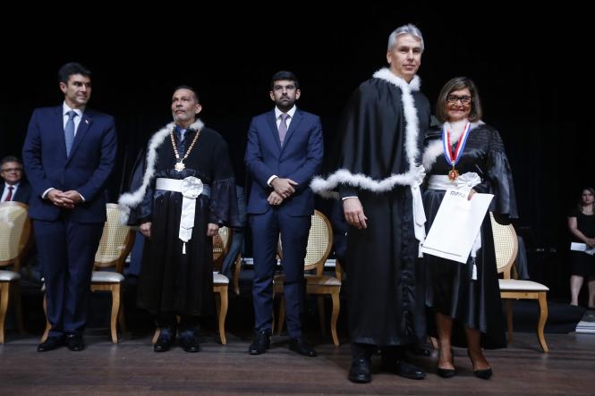 Parceria e apoio ao fortalecimento das mais diversas instituições em prol do desenvolvimento do Governo do Estado. Esta foi a tônica das mensagens ditas pelo governador Helder Barbalho na noite da quarta-feira (11), ao participar da cerimônia de posse do Procurador Geral de Justiça do Ministério Público do Estado do Pará (MP-PA), Gilberto Martins, no teatro Maria Sylvia Nunes.

FOTO: MARCELO SEABRA / AGÊNCIA PARÁ
DATA: 11.04.2019
BELÉM - PARÁ <div class='credito_fotos'>Foto: Marcelo Seabra / Ag. Pará   |   <a href='/midias/2019/originais/bf78bd31-08a8-4131-9fe8-2c97535824be.jpg' download><i class='fa-solid fa-download'></i> Download</a></div>