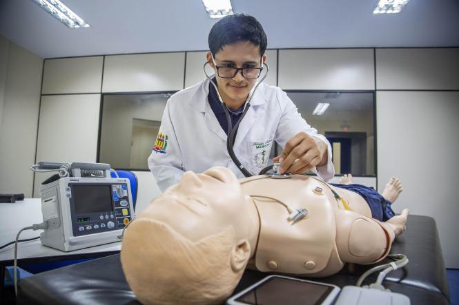 Segundo a Sociedade Brasileira de Cardiologia (SBC), os atendimentos de emergências cardiovasculares nos hospitais do Brasil são 82,2% maiores do que aqueles em que uma cirurgia ou procedimento é agendado com antecedência. Além disso, todos os anos, o Brasil registra 360 mil óbitos por doenças cardiovasculares, sendo a principal causa de mortes no país.

FOTO: Nailana Thiely
DATA: 01.02.2019
BELÉM - PARÁ <div class='credito_fotos'>Foto: Nailana Thiely / Ascom Uepa   |   <a href='/midias/2019/originais/bfaa2a58-6a1d-4e71-b856-fd6d46f0dbfe.jpg' download><i class='fa-solid fa-download'></i> Download</a></div>