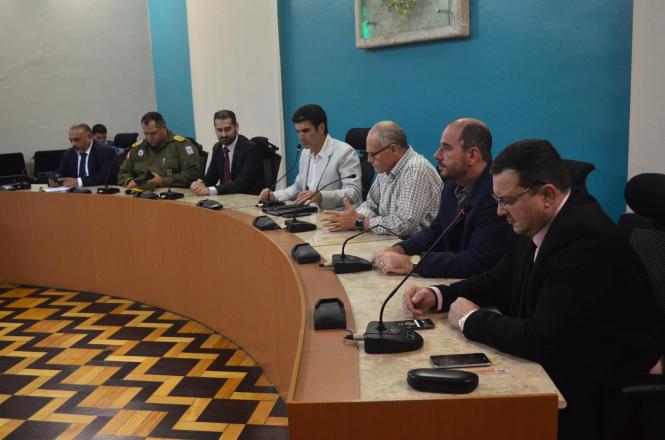 “Uma política pública sozinha não resolve a questão da segurança em lugar nenhum. Não adianta a polícia entrar, e o Estado não ir junto”. Essa foi a síntese da fala do delegado federal José Beltrame, ex-secretário de segurança pública do Rio de Janeiro, em diálogo na tarde desta quinta-feira, (10) com o governador Helder Barbalho e toda a cúpula da segurança pública do Pará, durante reunião no palácio do governo.

FOTO: ELIELSON MODESTO
DATA: 11.01.2019
BELÉM - PARÁ <div class='credito_fotos'>Foto: Elielson Modesto / Ascom Segup   |   <a href='/midias/2019/originais/bfaeed3d-2918-4e21-ae44-fbfb22fc6e35.jpg' download><i class='fa-solid fa-download'></i> Download</a></div>