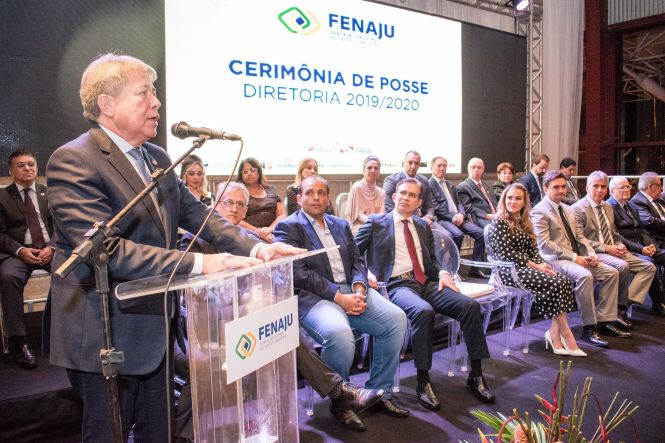 Empenho e esforço conjunto para facilitar e desburocratizar cada vez mais a atividade empreendedora no Estado do Pará rumo à total retomada da confiança na Economia. Esse foi o compromisso anunciado pela presidente da Junta Comercial do Estado do Pará (Jucepa), Cilene Sabino, em seu discurso de posse como presidente da Federação Nacional das Juntas Comerciais (Fenaju), em solenidade na noite desta quinta-feira (16). Além dela, foram empossados os vice-presidentes das demais regiões, secretário geral e conselho fiscal.

Fenaju - Cerimônia de posse da diretoria 2019-2020 - 

FOTO: Fernando Sette / Divulgação
DATA: 17.05.2019
BELÉM - PARÁ <div class='credito_fotos'>Foto: Fernando Sette / Divulgação   |   <a href='/midias/2019/originais/bfb8d5a0-9d60-4ffc-b6e8-a8d60d8898ad.jpg' download><i class='fa-solid fa-download'></i> Download</a></div>