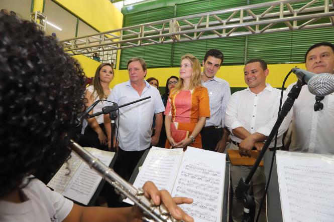 Seguindo agenda do programa "Governo por todo o Pará", o governador Helder Barbalho esteve, na manhã desta quarta-feira (3), em Parauapebas, distante cerca de 120 quilômetros de Marabá, atual sede administrativa do Estado. Ele participou da Ação de Cidadania promovida pelo ParáPaz, na Escola Municipal Nelson Mandela, no bairro Tropical, e visitou obras do Estado que estão em andamento no município, como a nova sede do ParáPaz e a Escola Estadual Irmã Dulce.

FOTO MARCO SANTOS / AGENCIA PARA
DATA 03.04.2019
PARAUAPEBAS - PARA <div class='credito_fotos'>Foto: Marco Santos / Ag. Pará   |   <a href='/midias/2019/originais/bfbdcc44-95bd-435f-8b26-a74a3b6c89af.jpg' download><i class='fa-solid fa-download'></i> Download</a></div>
