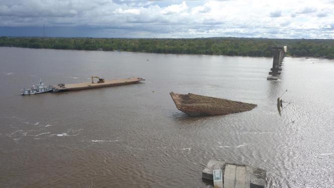 A balsa com equipamentos da Piacentini do Brasil, empresa italiana, com expertise em construções marítimas e fluviais, chegou ao local do desmoronamento da ponte do rio Mojú, no quilometro 48 da Alça Viária, nesta quarta-feira (10), por volta de 15h, mas seu corpo de engenharia decidiu iniciar a movimentação dos destroços da embarcação e de quase 3 mil toneladas de escombros somente no dia seguinte, em função da maré alta.

FOTO: MAYCON NUNES / AGÊNCIA PARÁ
DATA: 10.04.2019
BELÉM - PARÁ <div class='credito_fotos'>Foto: Maycon Nunes / Ag. Pará   |   <a href='/midias/2019/originais/bfee2607-2633-46fb-a3e2-29318cd394d2.jpg' download><i class='fa-solid fa-download'></i> Download</a></div>