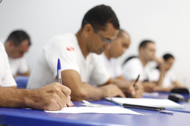 Cerca de 500 candidatos começaram as aulas na manhã desta segunda-feira, (11), para o curso de formação profissional de agente prisional, do concurso C-199 da Superintendência do Sistema Penitenciário do Estado (Susipe). O curso acontece no Instituto de Ensino de Segurança do Pará (IESP), em Marituba. No total, 498 candidatos classificados estão divididos em 14 turmas. 

FOTO: ASCOM / SUSIPE
DATA: 11.03.2019
BELÉM - PA <div class='credito_fotos'>Foto: ASCOM / SUSIPE   |   <a href='/midias/2019/originais/bff34ee7-8964-44df-a295-0dfcf27cd782.jpg' download><i class='fa-solid fa-download'></i> Download</a></div>