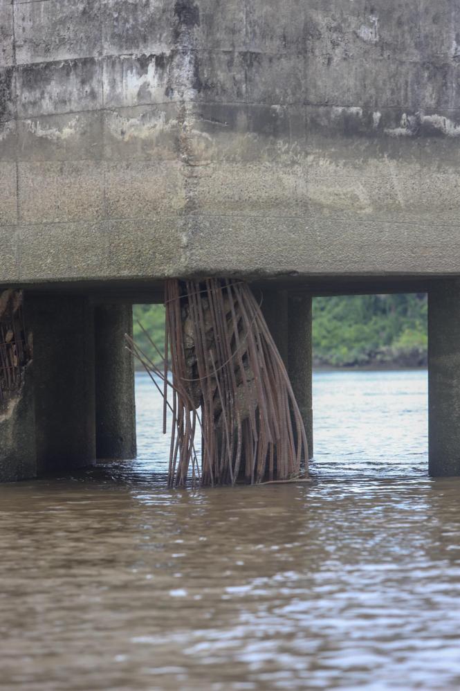 Acompanhado por secretários de Estado, deputados e técnicos da Secretaria de Estado de Trasportes (Detran), do Conselho Regional de Engenharia (Crea-PA) e do Corpo de Bombeiros, o governador Helder Barbalho vistoriou, na manhã deste sábado (26), a ponte Rio Moju, localizada no quilômetro 48 da Alça Viária. A estrutura, que é a segunda no sentido de quem vai de Moju para Belém, apresenta problemas de corrosão e de desgaste em pilares e estacas, além de uma dilatação um pouco maior do que o habitual entre dois blocos de concreto que compõem as pistas de rolamento. A situação tem preocupado moradores da área e usuários da ponte.

FOTO: MARCO SANTOS / AGÊNCIA PARÁ
BELÉM - PARÁ
DATA; 26.01.2019 <div class='credito_fotos'>Foto: Marco Santos / Ag. Pará   |   <a href='/midias/2019/originais/c001a87c-46b2-4769-a955-11df02d8a673.jpg' download><i class='fa-solid fa-download'></i> Download</a></div>