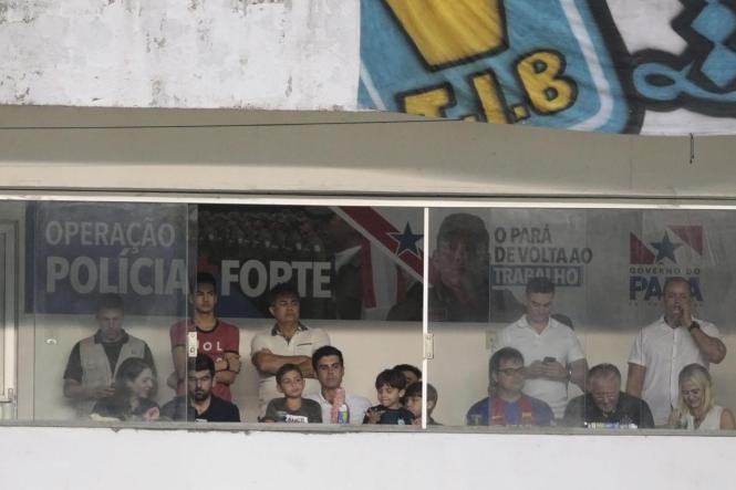 A chuva que durou a tarde toda não impediu o torcedor de acompanhar de perto o maior clássico do futebol da Amazônia. Em seu primeiro evento após reforma realizada em janeiro e já com lotação máxima liberada, o Estádio Estadual Jornalista Edgar Augusto Proença - Mangueirão recebeu um público de 19,3 mil pessoas para o confronto entre Remo e Paysandu na tarde deste domingo, 17. O time bicolor levou a melhor e ganhou de 3 a 0 do rival azulino em mais uma rodada do Parazão.

FOTO: MARCELO SEABRA / AGÊNCIA PARÁ
DATA: 17.02.2019
BELÉM - PA <div class='credito_fotos'>Foto: Marcelo Seabra / Ag. Pará   |   <a href='/midias/2019/originais/c0053d39-75b1-43ac-8775-7214a2fdb296.jpg' download><i class='fa-solid fa-download'></i> Download</a></div>