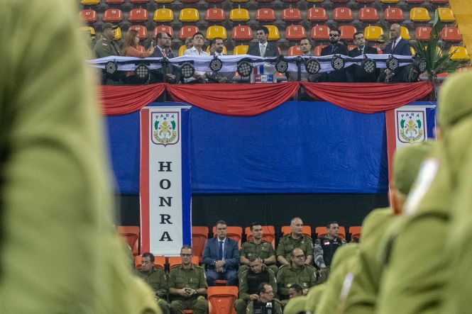 Quatrocentos e trinta novos soldados da Polícia Militar serão distribuídos a partir de hoje para atuar nas ações de policiamento preventivo, ostensivo e repressivo na Região Metropolitana de Belém. A solenidade que marcou a entrega dos novos policiais militares à sociedade ocorreu na manhã desta quinta-feira (2), na Arena Guilherme Paraense, o “Mangueirinho”, com a presença do governador do Estado, Helder Zaluth Barbalho. Nesta sexta-feira (03), o Governo do Estado participa da formatura de outros cem soldados, no município de Marabá.

FOTO: MARCO SANTOS / AGÊNCIA PARÁ 
DATA: 02.05.2019
BELÉM - PARÁ <div class='credito_fotos'>Foto: Marco Santos / Ag. Pará   |   <a href='/midias/2019/originais/c0272534-106c-4732-9b6a-717fca3d72d2.jpg' download><i class='fa-solid fa-download'></i> Download</a></div>