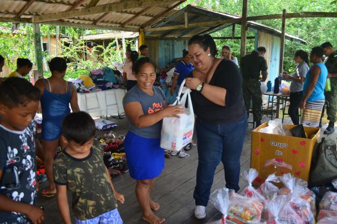 Alimentos não perecíveis, roupas, calçados, brinquedos e livros foram entregues (foto) a moradores ribeirinhos pela Secretaria de Estado de Segurança Pública e Defesa Social (Segup), por meio do Grupamento Fluvial (Gflu), e apoio do movimento de voluntários denominado Grupo de Coração. A entrega aconteceu na manhã desta sexta-feira, 4, partindo da sede do Grupamento até a ilha Urubuoca, localizada na frente do Distrito de Icoaraci. Cerca de 25 famílias se beneficiaram com a ação. Todas elas possuem crianças ou jovens inseridos no projeto social Ribeirinho da Paz, promovido há oito anos pelo Gflu em parceria com a Companhia Fluvial. 

FOTO: ELIELSON MODESTO / ASCOM SEGUP
DATA: 04.01.2019
ICOARACI - PARÁ <div class='credito_fotos'>Foto: Elielson Modesto / Ascom Segup   |   <a href='/midias/2019/originais/c029b29e-f693-42d7-b7fe-9bb93e02c74b.jpg' download><i class='fa-solid fa-download'></i> Download</a></div>