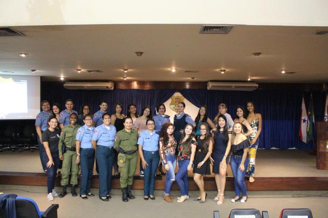 “Por nós mesmas” foi o tema do evento promovido pela Corregedoria Geral da PM, na manhã desta quinta-feira (7), em alusão ao Dia Internacional da Mulher. A cerimônia de homenagem, realizada no auditório A da Polícia Civil, no bairro Nazaré, em Belém, rompeu paradigmas ao propor a discussão de temas contemporâneos relacionados à mulher. 
Abrindo o evento, a palestra “Feminicídio: a invisibilidade que mata” foi ministrada pela cabo Tatiana Tolosa, graduada em sociologia, especialista em polícia comunitária e gestão da informação, e mestre em segurança pública. A policial esclareceu o conceito do termo e a importância do tema nos dias atuais.

FOTO: ASCOM / POLICIA MILITAR
DATA: 08.03.2019
BELÉM - PARÁ <div class='credito_fotos'>Foto: Ascom Polícia Militar   |   <a href='/midias/2019/originais/c03526a1-ce0c-4caa-af54-016b83867b79.jpg' download><i class='fa-solid fa-download'></i> Download</a></div>