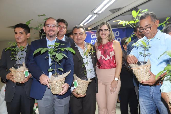 O Instituto de Desenvolvimento Florestal e da Biodiversidade do Estado do Pará (Ideflor-Bio) lançou, dentro da agenda de trabalho do “Governo Por Todo o Pará”, a Semana da Festa Anual das Árvores. No ato de instalação do governo itinerante, realizado no auditório da Universidade Federal do Oeste do Pará (Ufopa) na manhã desta quarta-feira (20), o Instituto entregou mudas de árvores às autoridades presentes. 

FOTO: MARCO SANTOS / AGÊNCIA PARÁ
DATA: 20.03.2019
SANTARÉM - PA <div class='credito_fotos'>Foto: Marco Santos / Ag. Pará   |   <a href='/midias/2019/originais/c0433cf3-de50-483a-b578-1925c02b1937.jpg' download><i class='fa-solid fa-download'></i> Download</a></div>