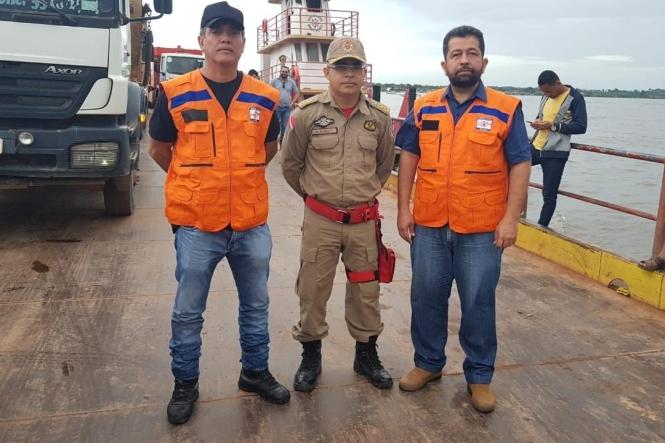 Por conta das fortes chuvas, o trecho da BR-163, entre os municípios de Morais de Almeida e novo Progresso, está congestionado e teve que ser parcialmente bloqueado pelo DNIT, proibindo a passagem de novas carretas, com o intuito de garantir a segurança no local. O congestionamento tem aproximadamente 80km de extensão, dos caminhões que vem no sentido Pará Mato Grosso

FOTO: DIVULGAÇÃO
DATA: 06.03.2019
NOVO PROGRESSO - PA <div class='credito_fotos'>Foto: Divulgação   |   <a href='/midias/2019/originais/c047e621-4f40-432e-8cf4-63688ef575f9.jpg' download><i class='fa-solid fa-download'></i> Download</a></div>