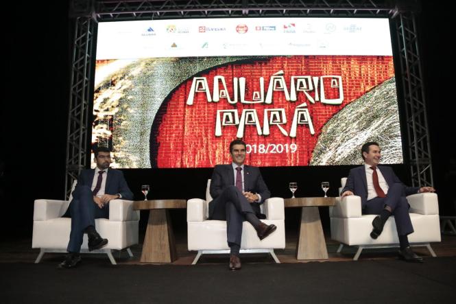 Durante a próxima missão do Programa Governo por Todo o Pará, que percorre Marabá e região entre os dias 2 e 5 de abril, será publicado o decreto permitindo a isenção de ICMS em 17% para a operação de ferro-gusa. A medida, que deve promover a abertura de 7 a 10 mil empregos imediatos, foi anunciada por Helder Barbalho durante o lançamento da 9ª edição do Anuário do Pará, na noite desta segunda-feira, 25, no teatro Maria Sylvia Nunes da Estação das Docas. 

FOTO: RICARDO AMANAJÁS / AGÊNCIA PARÁ
DATA: 26.03.2019
BELÉM - PARÁ <div class='credito_fotos'>Foto: Ricardo Amanajás / Ag. Pará   |   <a href='/midias/2019/originais/c04bf388-41de-4efa-b98f-f4e0a7612d71.jpg' download><i class='fa-solid fa-download'></i> Download</a></div>