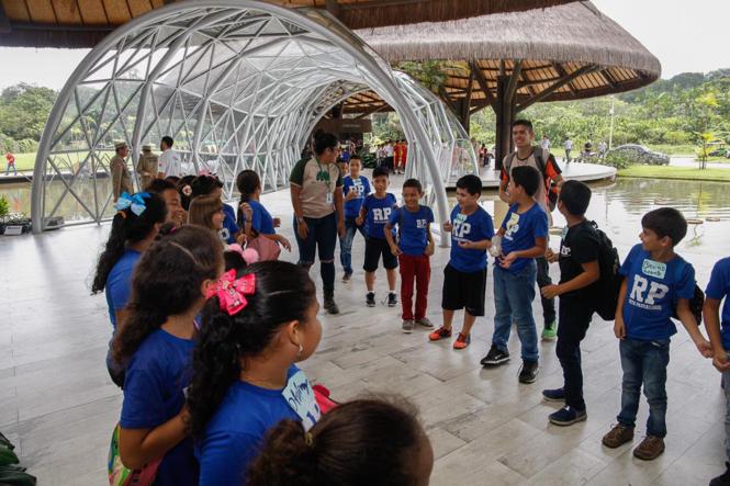 O Parque do Utinga recebeu na manhã desta segunda (25), a abertura da Semana da Festa Anual das Árvores, promovida pelo Instituto de Desenvolvimento Florestal e da Biodiversidade do Estado do Pará (Ideflor-Bio), com a presença de mais de 500 pessoas, entre parceiros e visitantes. Palestras, plantação de mudas e trilhas, sempre voltadas à educação e conscientização ambiental, fizeram parte da programação.  

FOTO: WAGNER SANTANA / AGÊNCIA PARÁ
DATA: 25.03.2019
BELÉM - PA <div class='credito_fotos'>Foto: Wagner Santana / Ag. Pará   |   <a href='/midias/2019/originais/c05fc6c5-3cfe-4fd3-aa40-704bd9f9d7ca.jpg' download><i class='fa-solid fa-download'></i> Download</a></div>