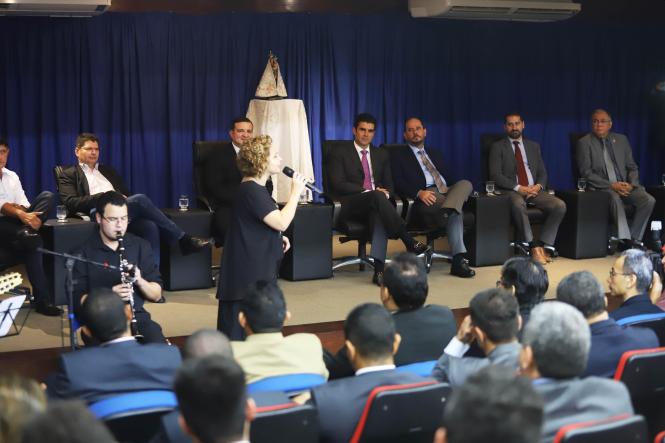 O governador Helder Barbalho participou na manhã desta terça-feira (22), na sede da delegacia geral, da cerimônia de posse do novo delegado geral da Polícia Civil do Pará, Alberto Teixeira, e da nova diretoria do órgão. Vários secretários e autoridades também marcaram presença no evento. Na ocasião, o governador destacou a importância da Polícia Civil para o enfrentamento e combate à violência no Pará. O governador falou da dificuldade de enfrentamento do crime, mas ressaltou não medirá esforços para o combate a criminalidade.

FOTO: AG. PARÁ
DATA: 22.01.2019
BELÉM - PARÁ <div class='credito_fotos'>Foto: Agência Pará   |   <a href='/midias/2019/originais/c0712b30-0389-4114-a594-89b38df49286.jpg' download><i class='fa-solid fa-download'></i> Download</a></div>