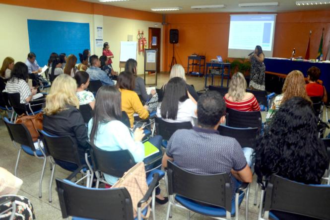 Gestores e técnicos de Unidades Seduc na Escola (USES) de Belém e Unidades Regionais de Ensino (URES) de Breves, Altamira e região das Ilhas estão em Belém para discutir a implementação do novo ensino médio do Estado do Pará. O Grupo de Trabalho de Interiorização da  BNCC-Ensino Médio é promovido pela Secretaria de Estado de Educação (Seduc) com o objetivo de esclarecer e discutir a nova Base Nacional Comum Curricular (BNCC) para o Estado.

FOTO: ELISEU DIAS / ASCOM SEDUC
DATA: 27.03.2019
BELÉM - PA

 <div class='credito_fotos'>Foto: Eliseu Dias / Ascom Seduc   |   <a href='/midias/2019/originais/c0923a49-800c-433e-a65a-9d17697c6c02.jpg' download><i class='fa-solid fa-download'></i> Download</a></div>
