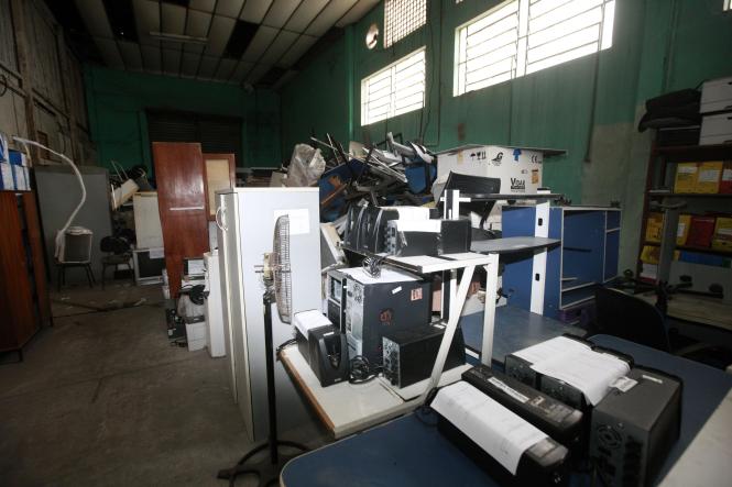 O governador Helder Barbalho considerou deteriorado o prédio e galpão do Departamento de Administração e Serviços (DAS) da Secretaria de Estado de Saúde do Pará (Sespa), durante visita técnica ao local na manhã desta sexta-feira (25). O objetivo foi verificar o estado atual da edificação, que requer um protocolo de intenções para reforma e readequação do espaço, em atividade desde a década de 1980.

FOTO: FERNANDO ARAÚJO / AG. PARÁ
DATA: 25.01.2019
BELÉM - PARÁ <div class='credito_fotos'>Foto: Fernando Araújo/Ag. Pará   |   <a href='/midias/2019/originais/c0b2e48a-ecb2-461a-b662-ba510c0d92a9.jpg' download><i class='fa-solid fa-download'></i> Download</a></div>