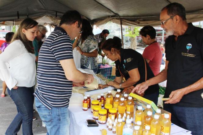 A 1ª Feira da Agricultura Familiar em 2019, que oferece produtos agroecológicos ao público – sem agrotóxicos, adubados por meio de compostagem – vai ocorrer na frente da sede da Secretaria de Meio Ambiente e Sustentabilidade (Semas), na sexta-feira (12), a partir de 7 horas, direcionado ao público da vizinhança do órgão ambiental do Pará. A atividade é um dos frutos do Programa de Educação Ambiental e Agricultura Familiar (Peaaf/PA), sob liderança da Coordenadoria de Educação Ambiental (Ceam), da Semas.

FOTO; ASCOM SEMAS
DATA: 10.04.2019
BELÉM - PA <div class='credito_fotos'>Foto: ASCOM / SEMAS   |   <a href='/midias/2019/originais/c0db30d4-926a-4b87-8dcc-ed2e08d90e0e.jpg' download><i class='fa-solid fa-download'></i> Download</a></div>