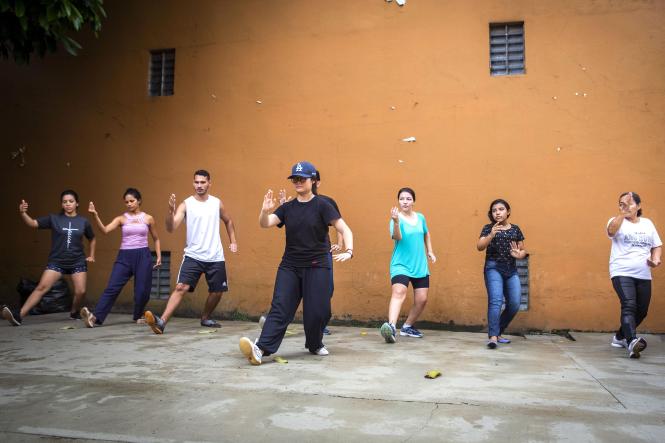 Aulas de Tai Chi Chuan, ministradas pela professora chinesa voluntária, Yang Xiaolei, na sede do Instituto Confúcio, em parceria com a Uepa, em Belém.

FOTO: NAILANA THIELY
DATA: 22.03.2019
BELÉM-PARÁ <div class='credito_fotos'>Foto: Nailana Thiely / Ascom Uepa   |   <a href='/midias/2019/originais/c0dbf702-a932-44d0-b879-08545750ca04.jpg' download><i class='fa-solid fa-download'></i> Download</a></div>