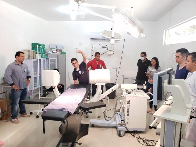 O Hospital Municipal de Itaituba já recebeu a mesa de cirurgia e o arco cirúrgico - equipamento de raios-X no qual é possível produzir imagens em tempo real - que estavam no Hospital Regional do Baixo Amazonas (HRBA), em Santarém (PA), e foram doados pelo Governo do Estado. A entrega dos equipamentos é resultado da parceria firmada entre a Secretaria de Estado de Saúde Pública (Sespa) e a Pró-Saúde Associação Beneficente de Assistência Social e Hospitalar, gestora do HRBA.


FOTO: ASCOM / HRBA
DATA: 13.03.2019
ITAITUBA - PARÁ <div class='credito_fotos'>Foto: Ascom HRBA   |   <a href='/midias/2019/originais/c0e68895-0ee8-4d43-8a23-cc949aa7456c.jpg' download><i class='fa-solid fa-download'></i> Download</a></div>