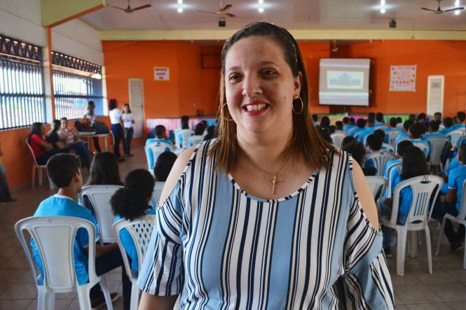 Os alunos da Escola Estadual de Ensino Fundamental Frei Daniel, no bairro do Guamá, em Belém, participaram, na manhã desta sexta-feira (24), de palestra e dinâmicas de grupo com o tema “Combate ao abuso e exploração sexual de crianças e adolescentes”. A ação promovida pela Secretaria de Estado de Segurança Pública e Defesa Social do Pará (Segup), por meio da Diretoria de Prevenção e Combate a Criminalidade e Prevenção Social (Diprev), conta com a parceria do Projeto Adote um Sorriso.
Na foto Ethiene Andrade.

FOTO: ASCOM / SEGUP
DATA: 24.05.2019
BELÉM - PARÁ <div class='credito_fotos'>Foto: ASCOM / SEGUP   |   <a href='/midias/2019/originais/c1061b27-0863-4045-9eb1-5bdc92cd4b4b.jpg' download><i class='fa-solid fa-download'></i> Download</a></div>