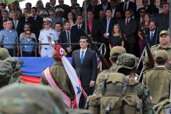 A Polícia Militar do Pará realizou, nesta terça-feira (8), na sede do Comando Geral da instituição, na rodovia Augusto Montenegro, em Belém, a solenidade de transmissão do cargo de Comandante Geral da PMPA. A cerimônia contou com a presença do governador Helder Barbalho e demais autoridades do Estado. No evento militar, o 52º comandante geral da PMPA, coronel PM José Dilson Melo de Souza Júnior, assumiu oficialmente o mais alto posto da corporação. 

FOTO: MARCO SANTOS / AG. PARÁ
DATA: 09.01.2019
BELÉM - PARÁ <div class='credito_fotos'>Foto: Marco Santos / Ag. Pará   |   <a href='/midias/2019/originais/c10fef6e-efbc-42b3-83c1-74f8a19a54b6.jpg' download><i class='fa-solid fa-download'></i> Download</a></div>