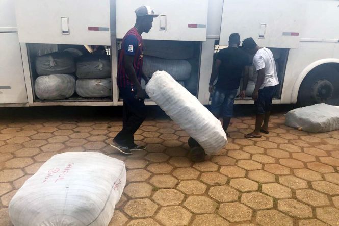 Um ônibus de turismo procedente de São Paulo com destino à Belém foi parado, na tarde da última segunda (22), na unidade de coordenação de mercadorias em trânsito da Secretaria da Fazenda no Itinga, na BR-010, em Dom Eliseu. Na bagagem, a fiscalização localizou fardos de confecções sem nota fiscal.

FOTO: ASCOM / SEFA
DATA: 24.04.2019
DOM ELISEU  - PARÁ <div class='credito_fotos'>Foto: ASCOM / SEFA   |   <a href='/midias/2019/originais/c143b116-240b-4158-89b4-dde1d70304b6.jpg' download><i class='fa-solid fa-download'></i> Download</a></div>