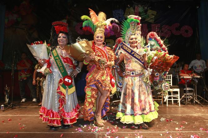 Cores, animação e muita alegria não faltaram na 19° edição do Baile Carnavalesco da Terceira Idade, realizado na quinta-feira (28), no Hangar - Centro de Convenções da Amazônia, em Belém. O evento, que é promovido pela Secretaria de Estado de Esporte e Lazer (Seel), por meio do programa Vida Ativa na Terceira Idade, reuniu cerca de quatro mil idosos de associações e entidades que atuam em ações voltadas para esse público. Uma das grandes atrações foi o concurso que escolheu a “Rainha das Rainhas” da melhor idade, o título deste ano ficou com a candidata Ângela Maria, de 64 anos.

FOTO: RICARDO AMANAJÁS / AGÊNCIA PARÁ
DATA: 28.02.2019
BELÉM - PARÁ <div class='credito_fotos'>Foto: Ricardo Amanajás / Ag. Pará   |   <a href='/midias/2019/originais/c161728f-aff0-4acf-90f8-fdc1b23c6b4d.jpg' download><i class='fa-solid fa-download'></i> Download</a></div>